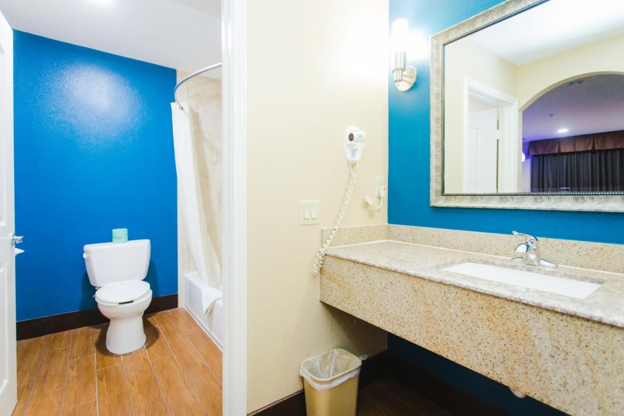 Queen Room with Two Queen Beds - Non-Smoking,1003967295:JPEG