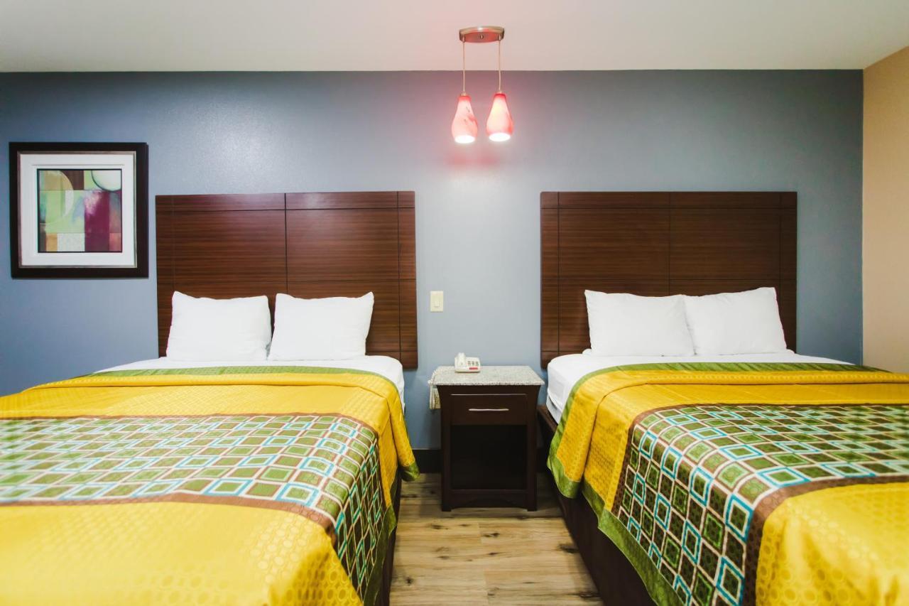 Queen Room Two Queen Beds Smoking