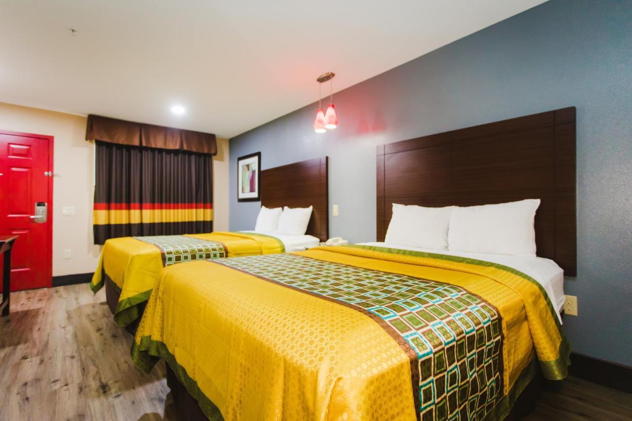 Queen Room Two Queen Beds Smoking