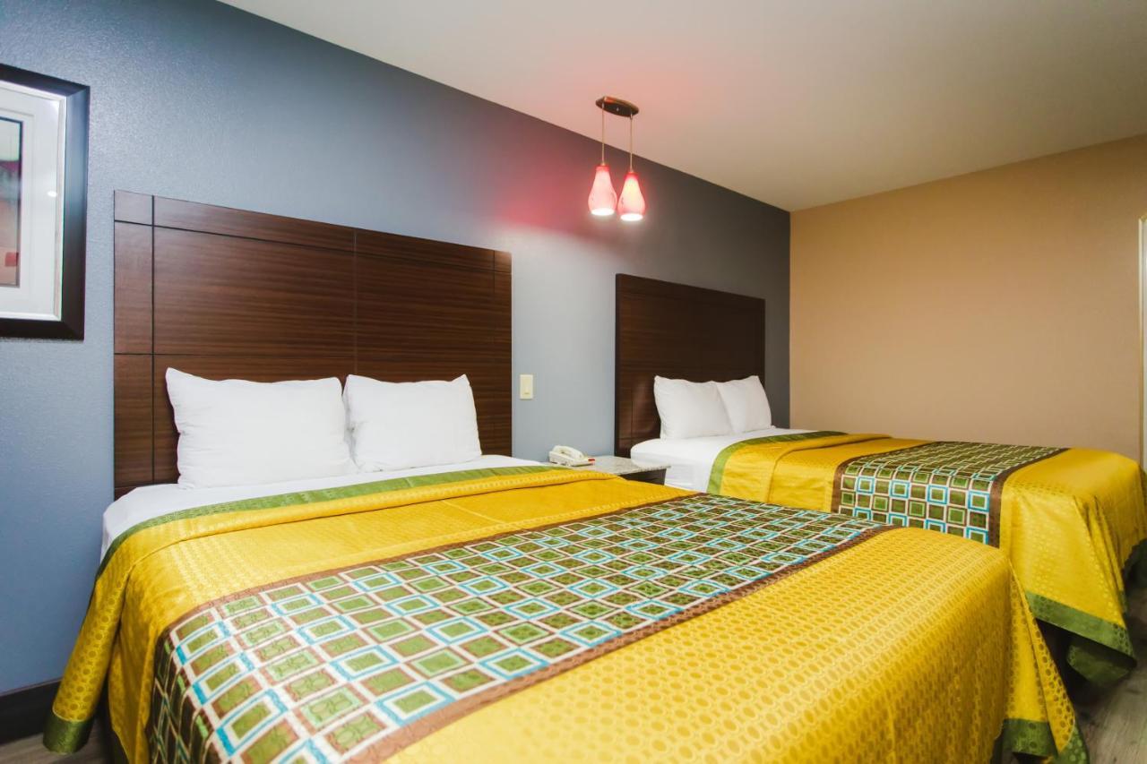 Queen Room Two Queen Beds Smoking