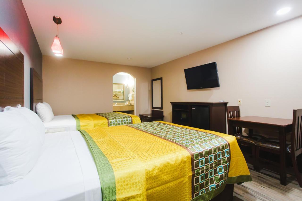 Queen Room Two Queen Beds Smoking