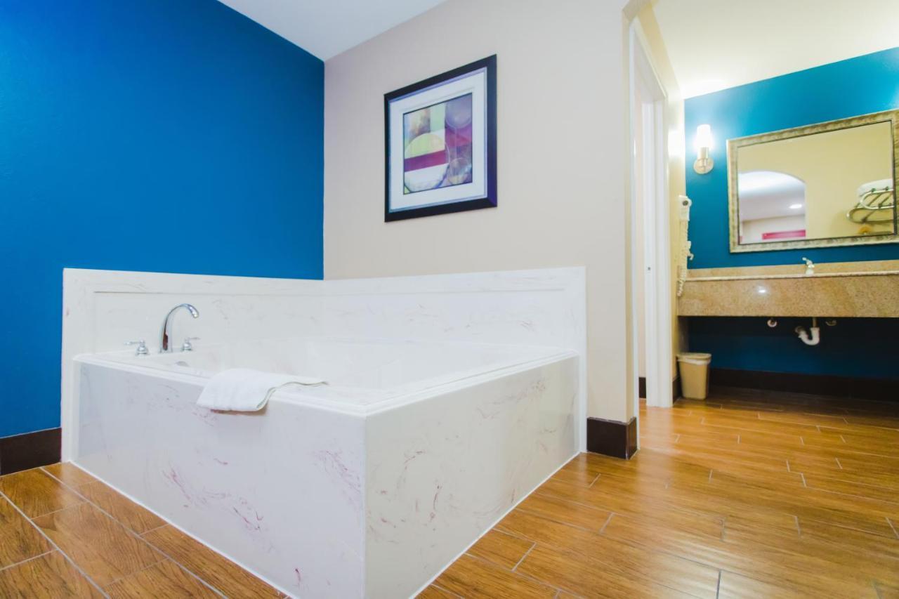 King Room Spa Bath Smoking