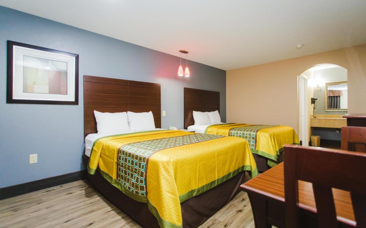Queen Room Two Queen Beds Smoking
