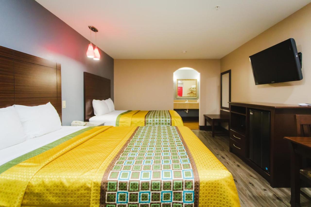 Queen Room Two Queen Beds Smoking