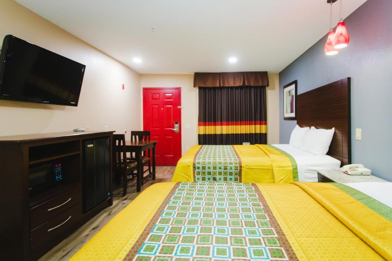 Queen Room Two Queen Beds Smoking