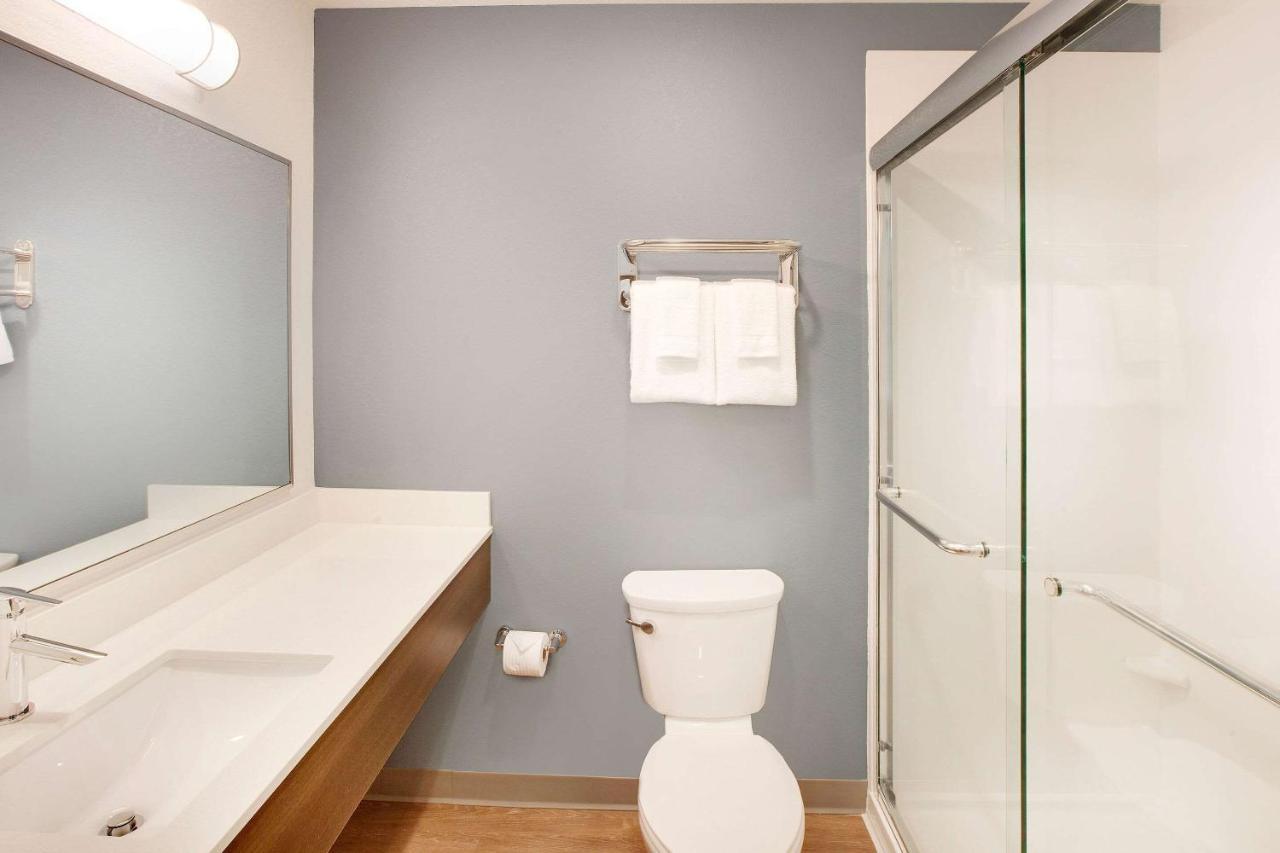 Standard Queen Room - Non-Smoking,1069103083:JPEG