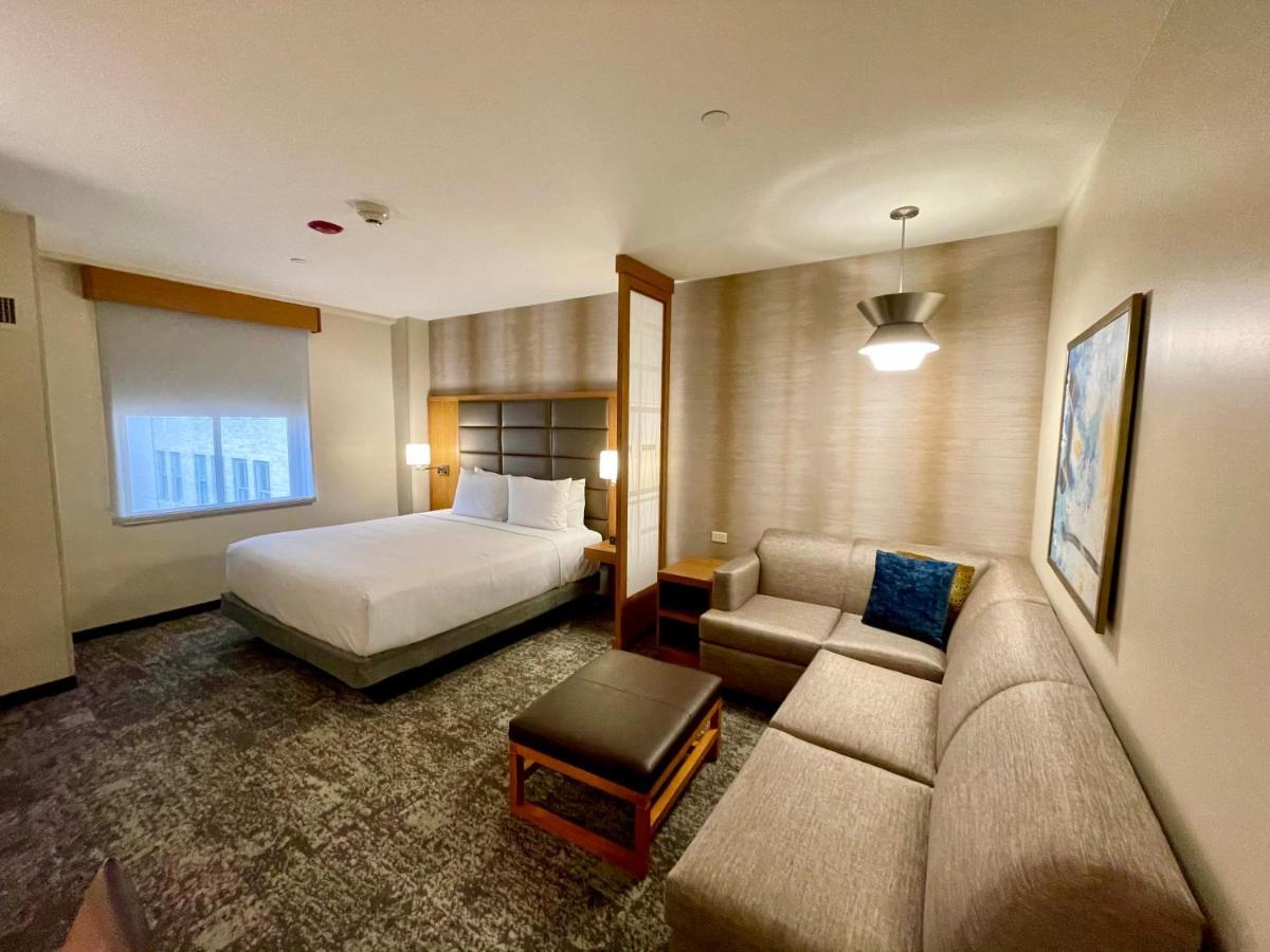 Queen Room with Two Queen Beds and Sofa Bed - High Floor