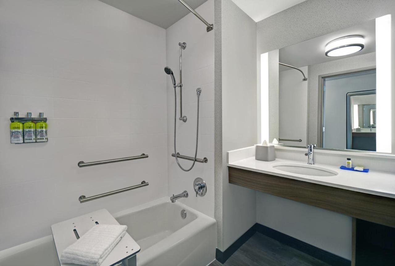Standard Zimmer mit Kingsize-Bett und barrierefreier Badewanne