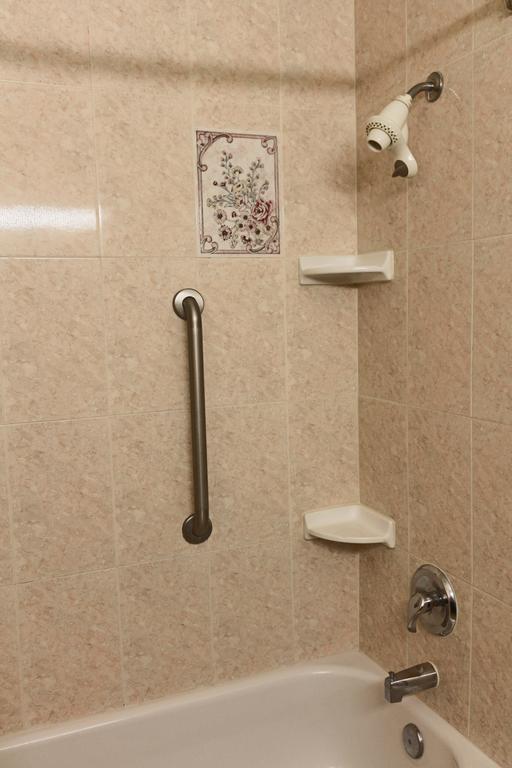 Zimmer mit 2 Queensize-Betten und Badewanne, barrierefrei / für Hörgeschädigte geeignet – Nichtraucher