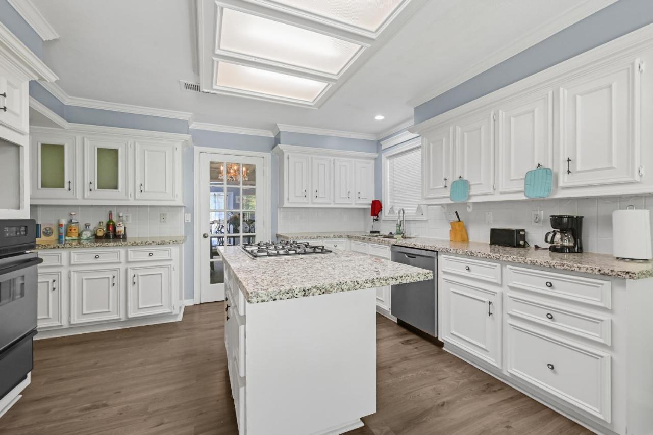 Six-Bedroom House,1143508153:JPEG