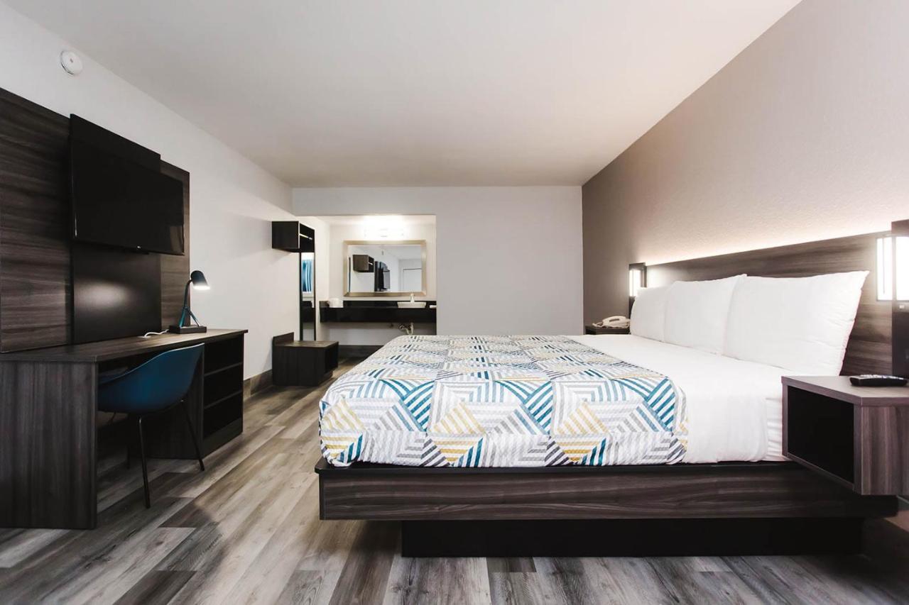 1 King Bed | Non-Smoking