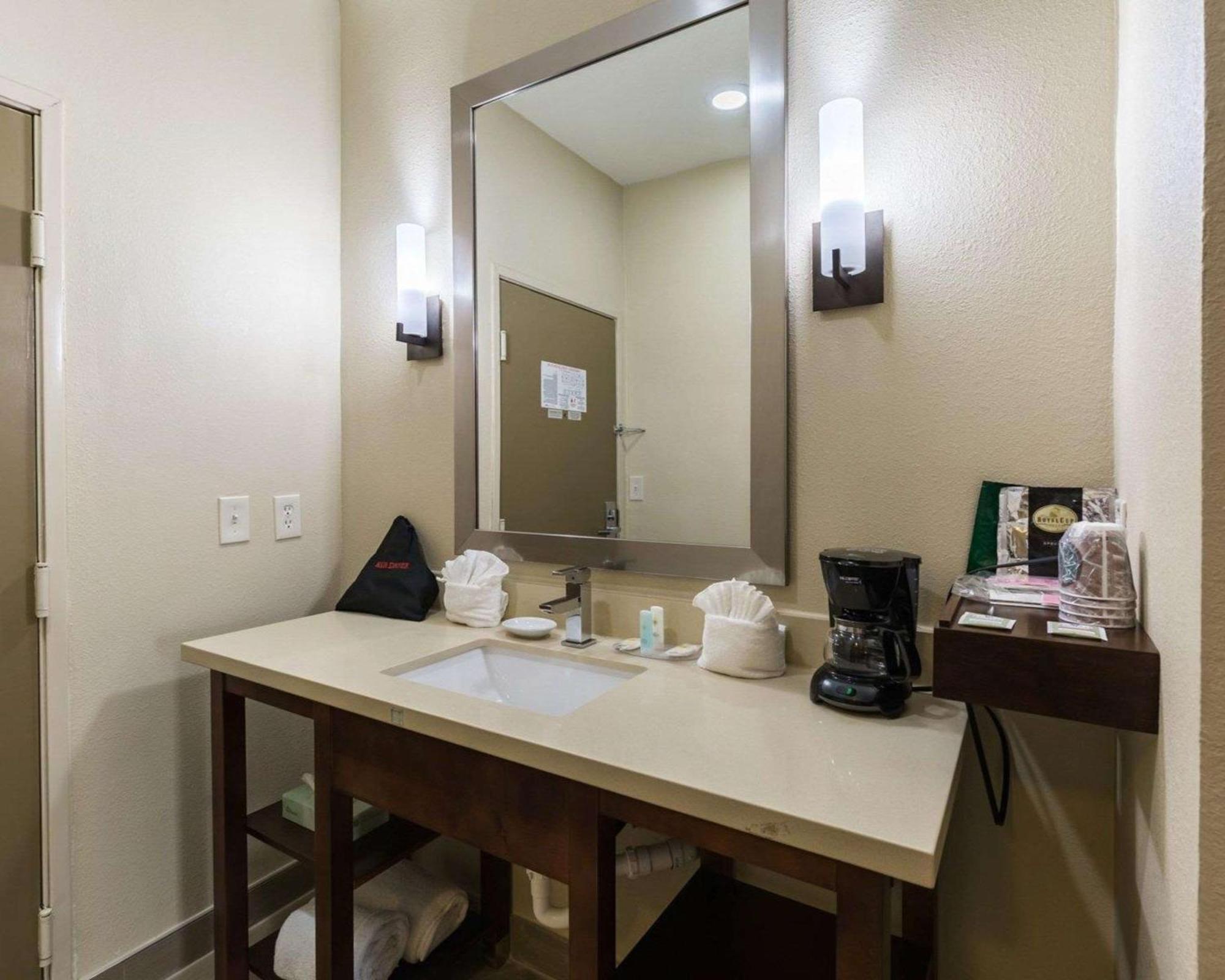 Queen Room with Two Queen Beds - Non-Smoking,1275606331:JPEG