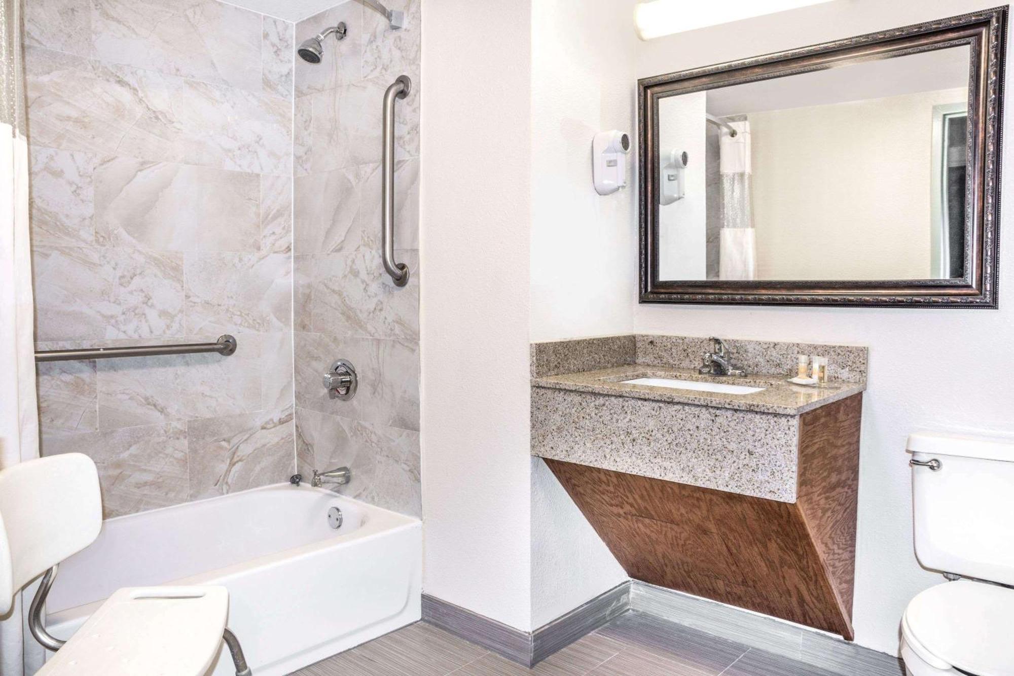 Chambre Lit King-Size avec Baignoire - Adaptée aux Personnes à Mobilité Réduite - Non-Fumeurs