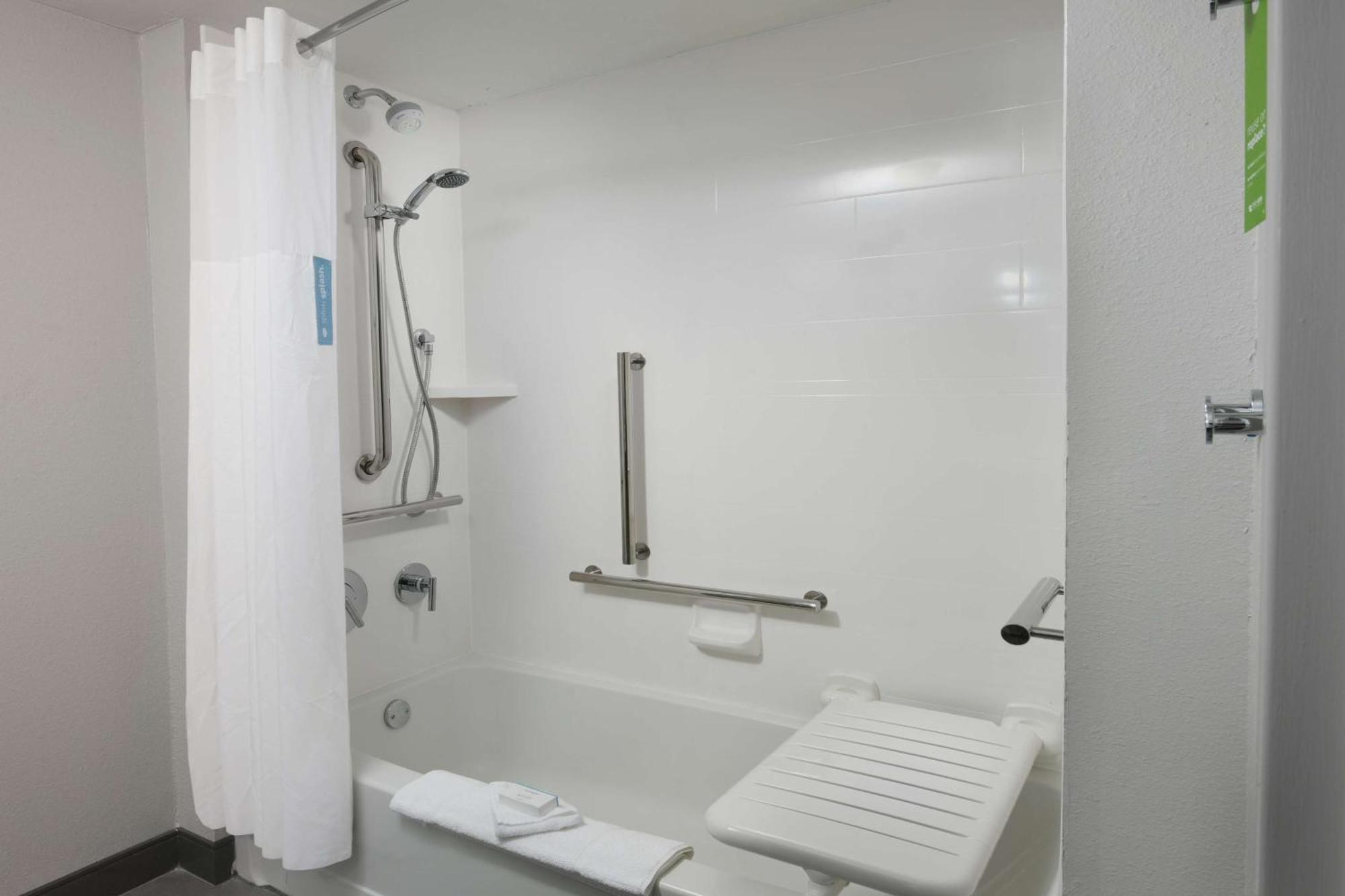 Habitación con cama extragrande y bañera adaptada para personas de movilidad reducida - No fumadores
