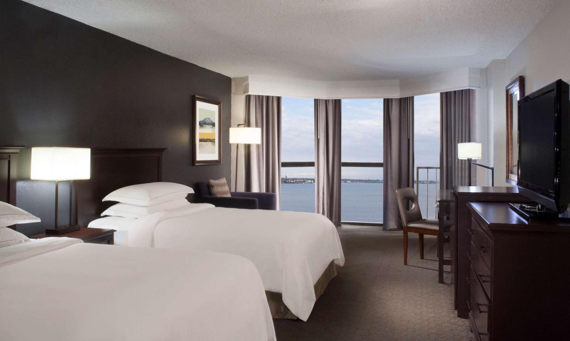 Suite Junior con 2 camas dobles y vistas al puerto deportivo
