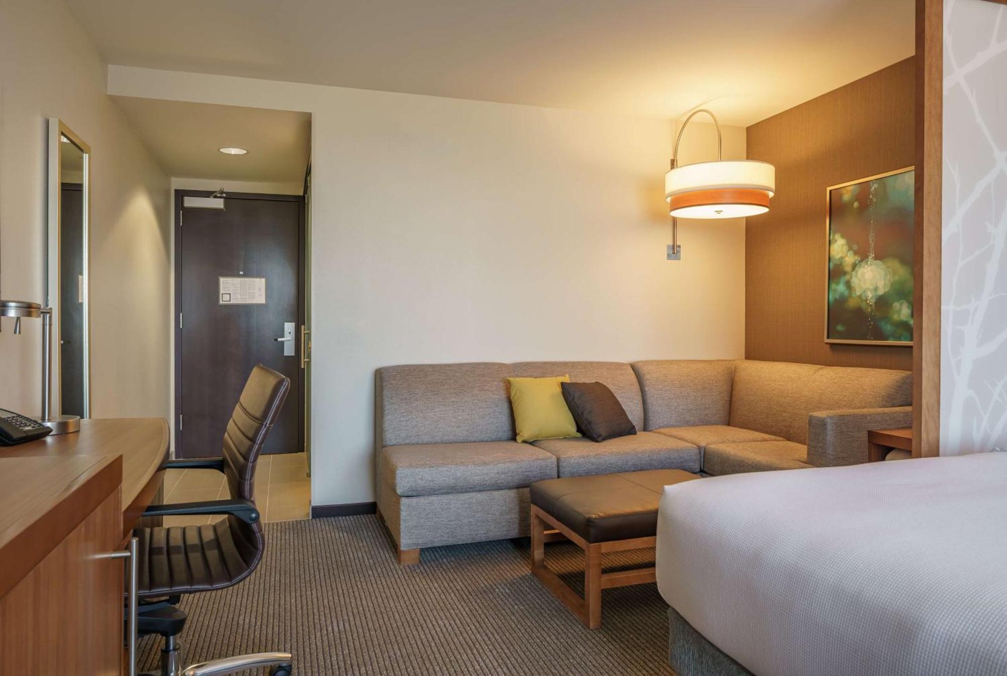 Queen Room with Two Queen Beds and Sofa Bed - High Floor,948153127:JPEG