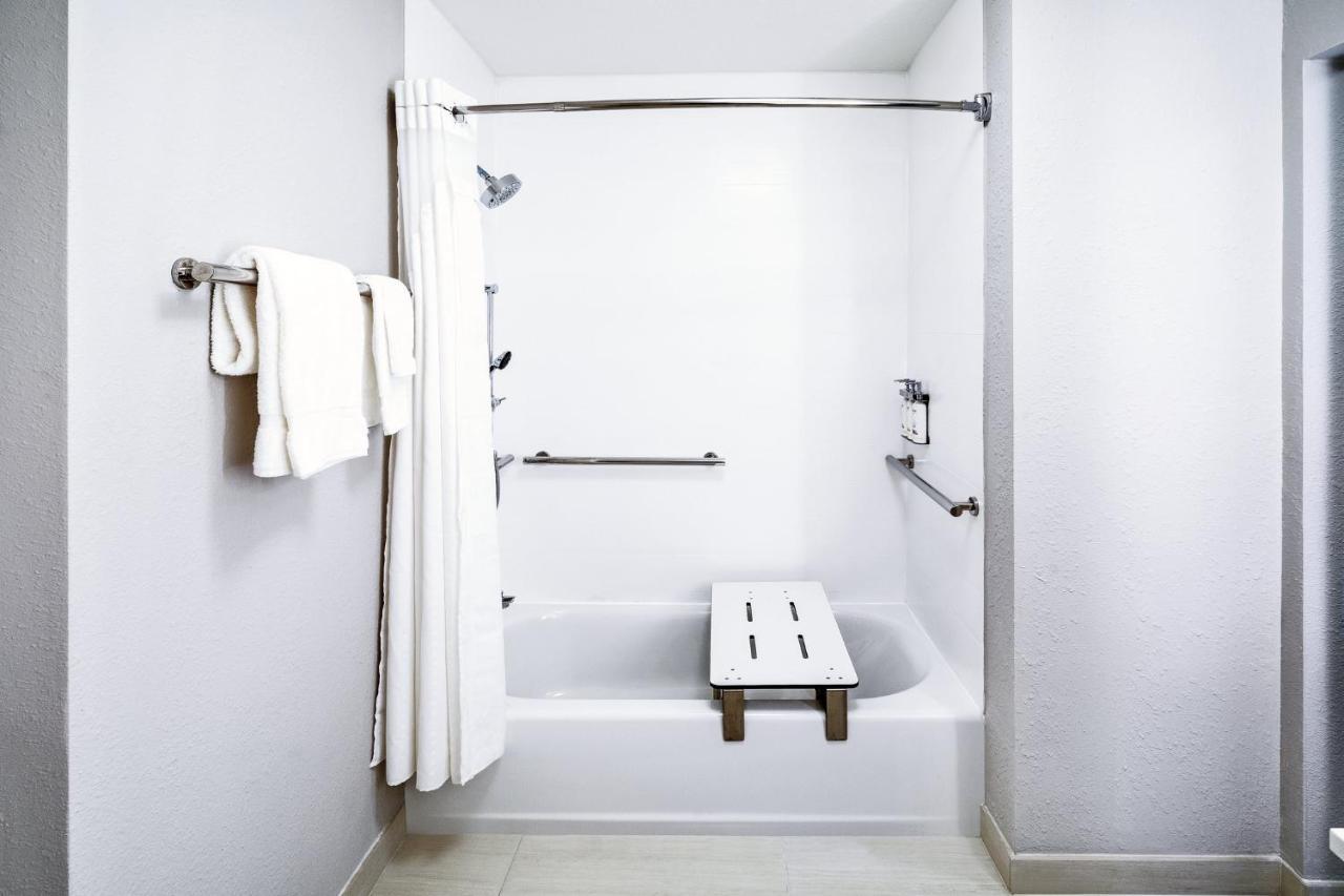 King Room Mobility Access Tub Non-Smoking