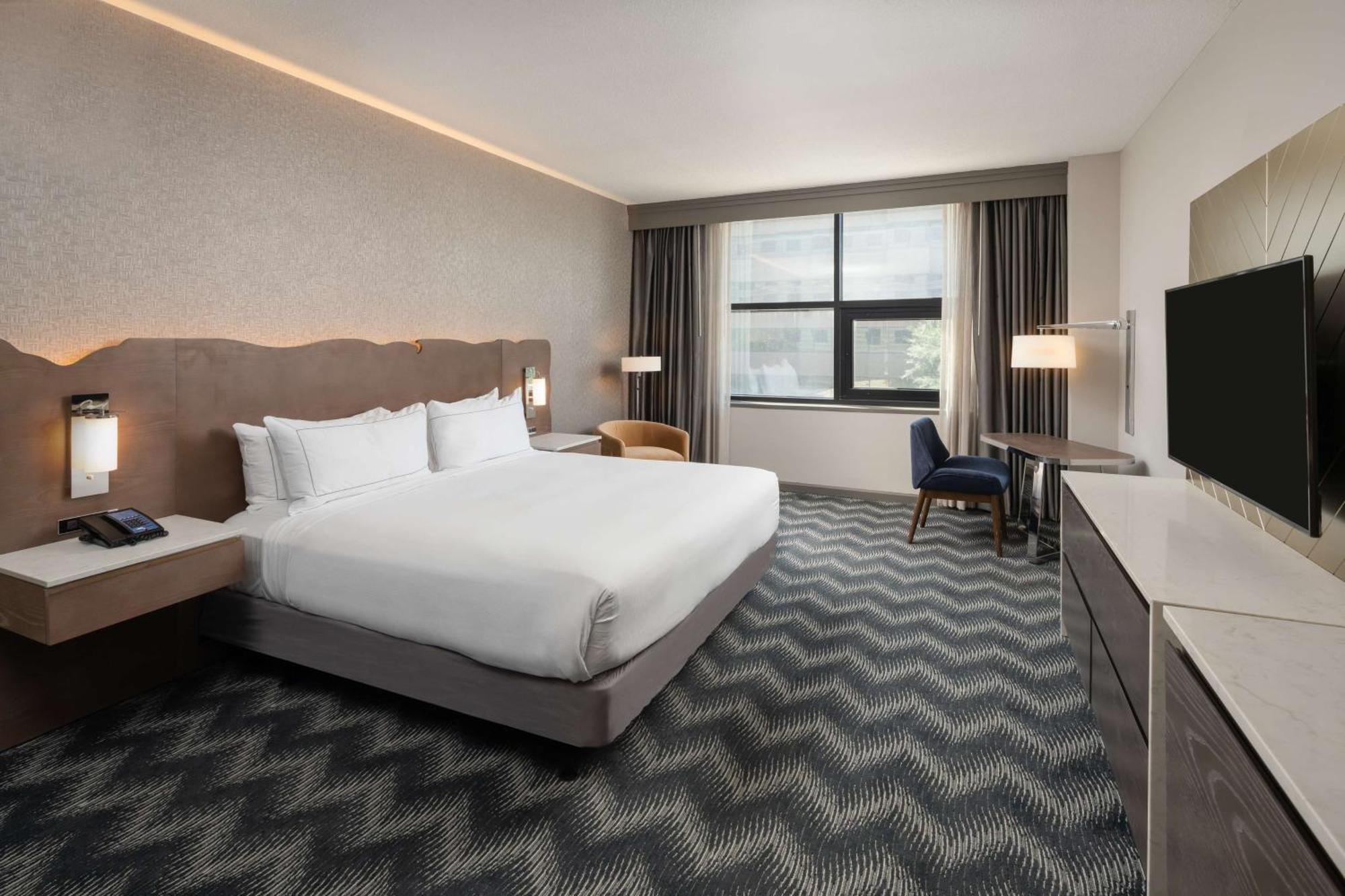 Zimmer mit Kingsize-Bett und Badewanne - barrierefrei