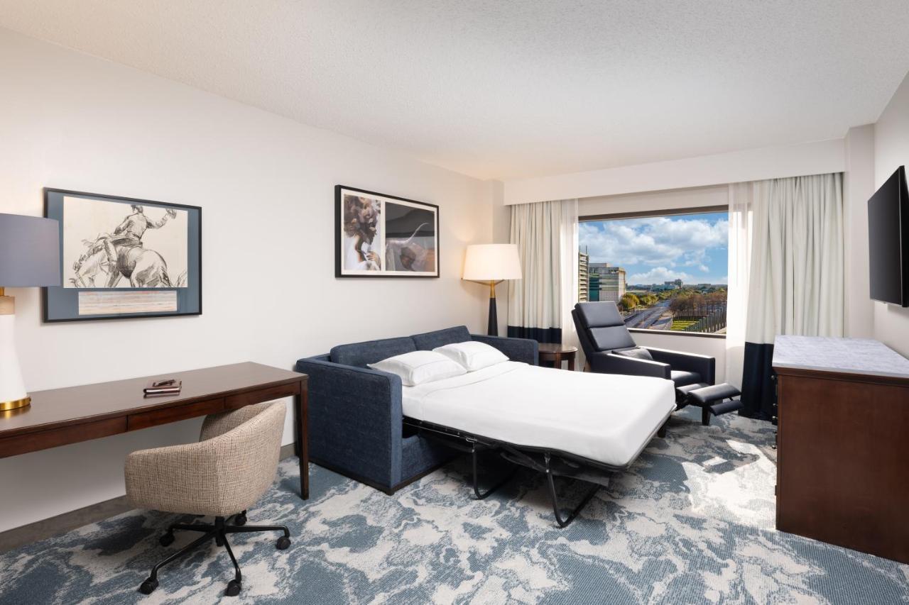 King Studio with Roll-In Shower and Kitchen - Mobility Accessible,1498941808:JPEG