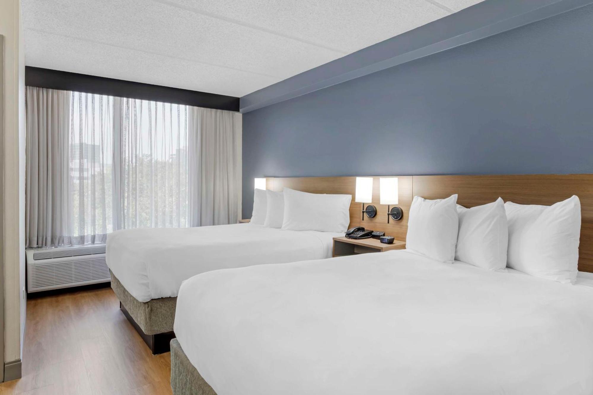 Chambre avec 2 Lits Doubles et Canapé-Lit
