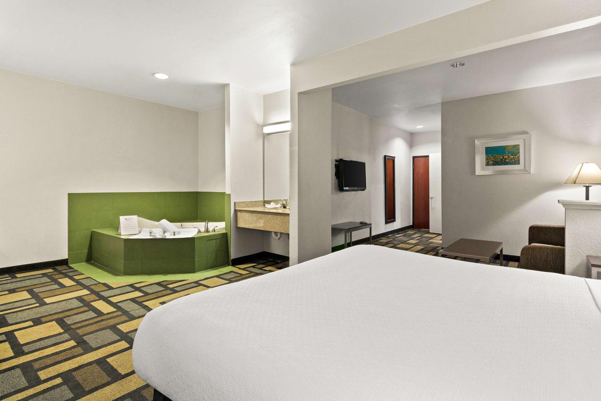King Suite with Spa Bath and Bath Tub - Disability/Non-Smoking