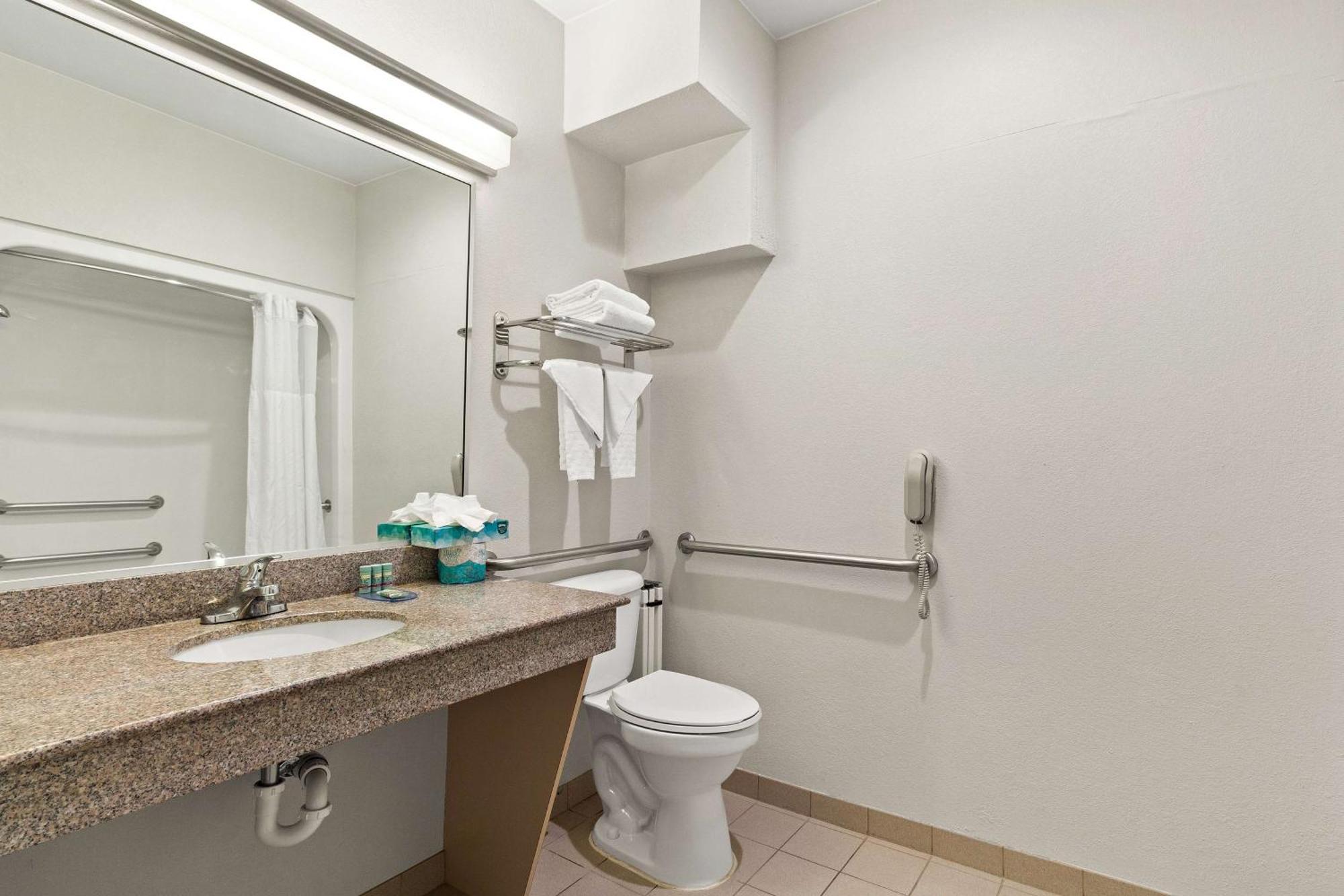 King Suite with Bath Tub - Disability/Non-Smoking