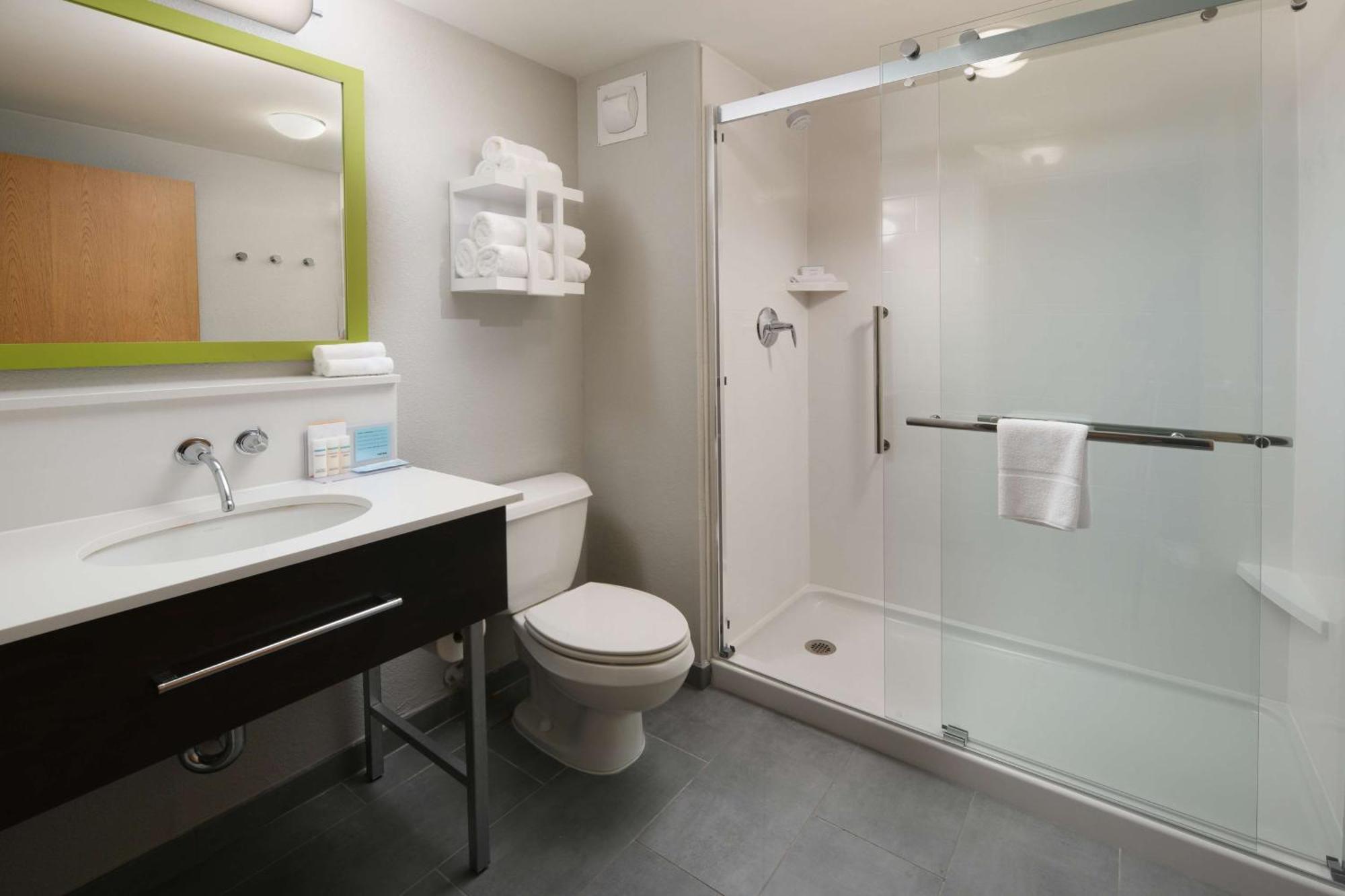 Habitación con cama extragrande.