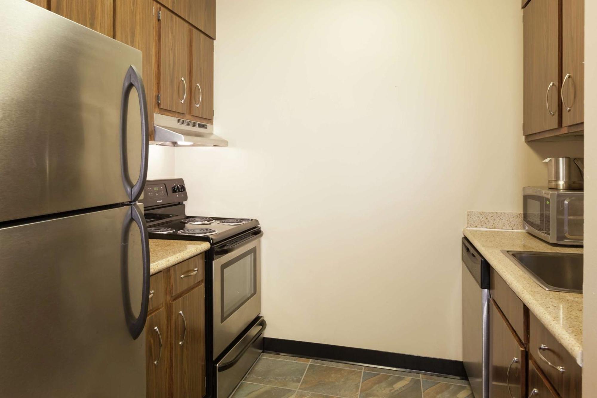 Chambre 2 Lits Queen-Size avec Douche Accessible en Fauteuil Roulant - Adaptée aux Personnes à Mobilité Réduite