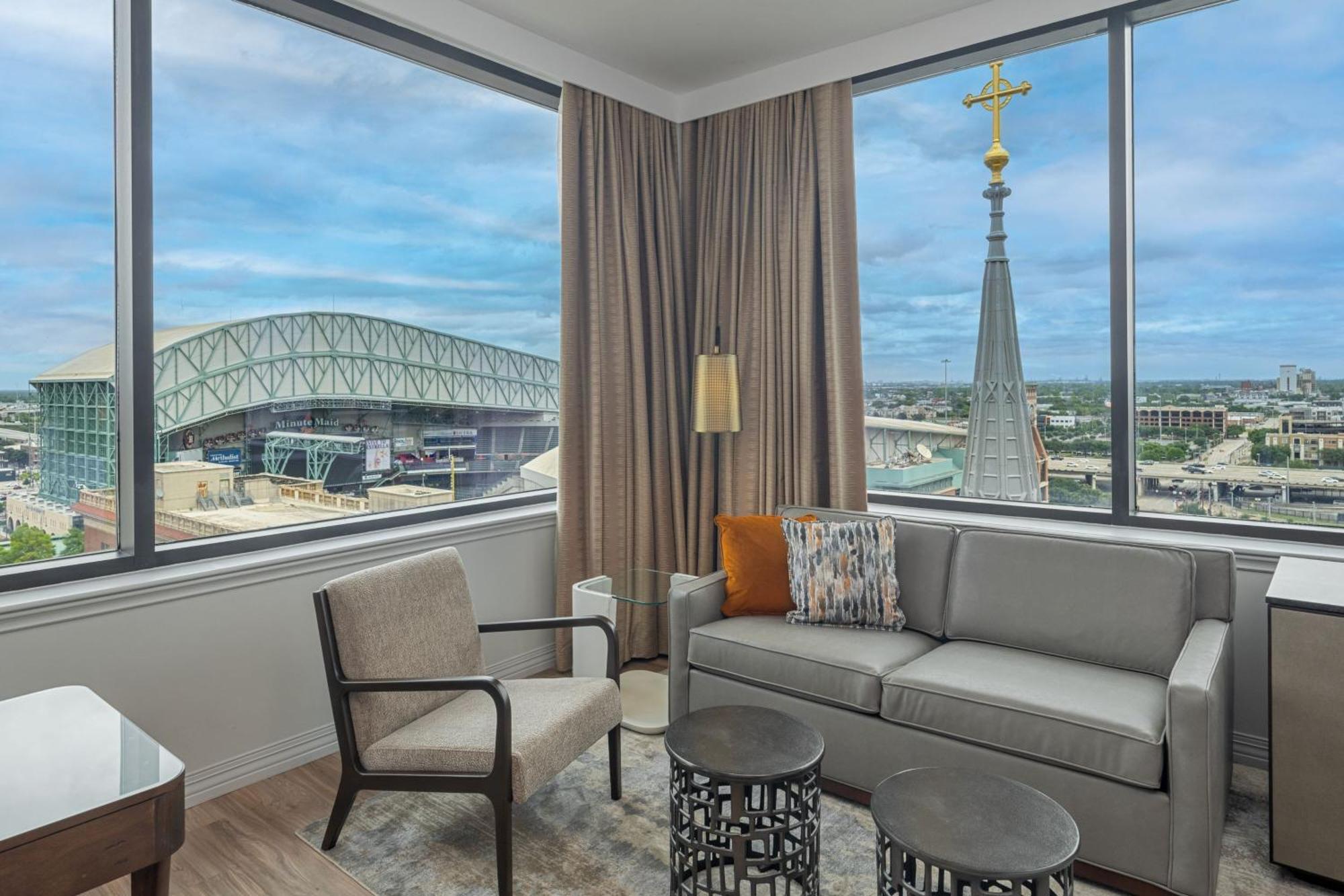 Corner Suite, 1 Bedroom Suite, 1 King, Sofa bed, Corner room,1611115424:JPEG