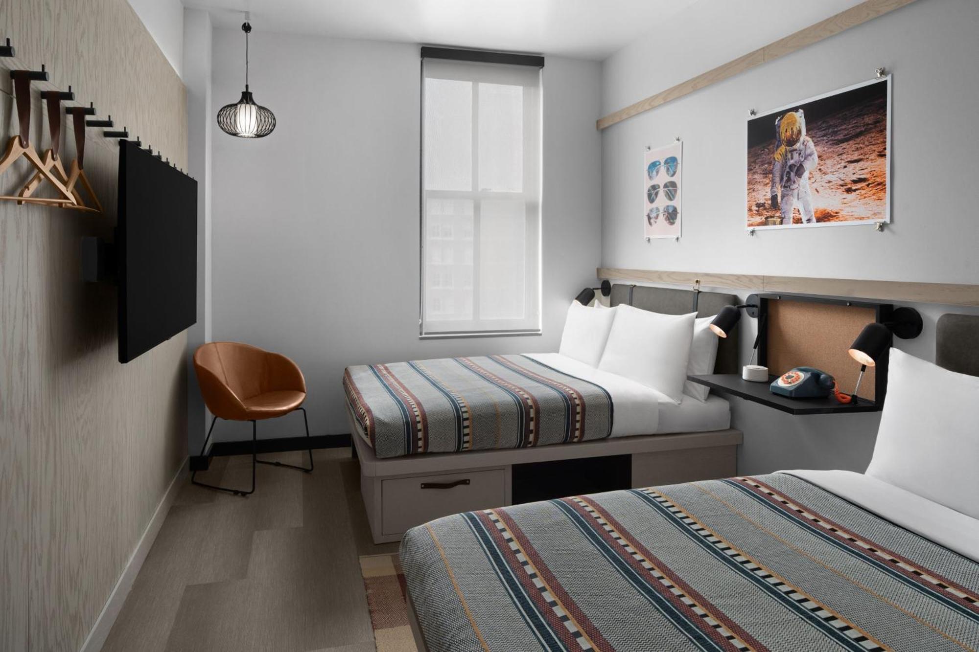 Kamer met 2 Queensize Bedden - Geschikt voor Slechthorenden