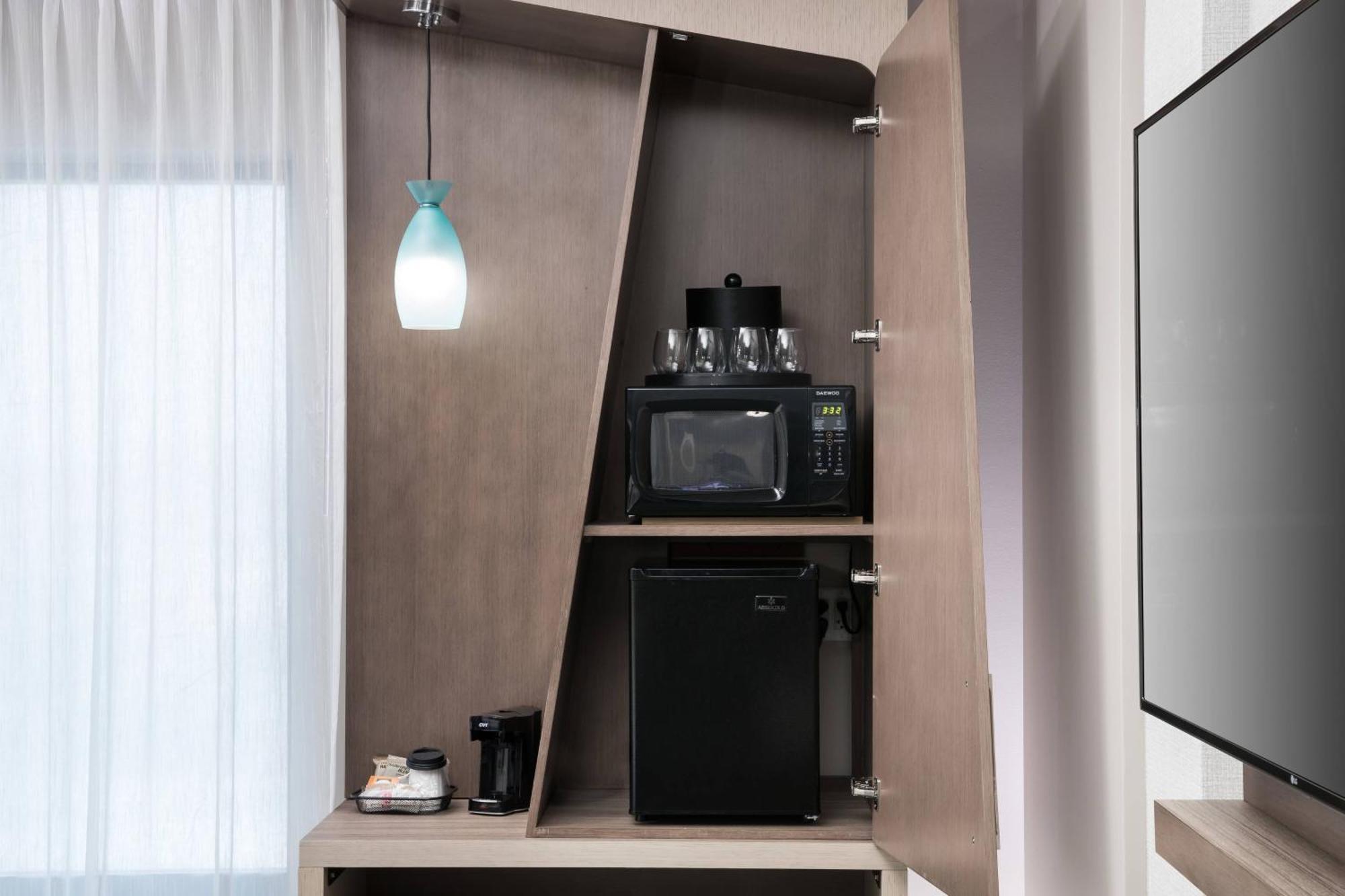 Habitación con cama extragrande y sofá cama