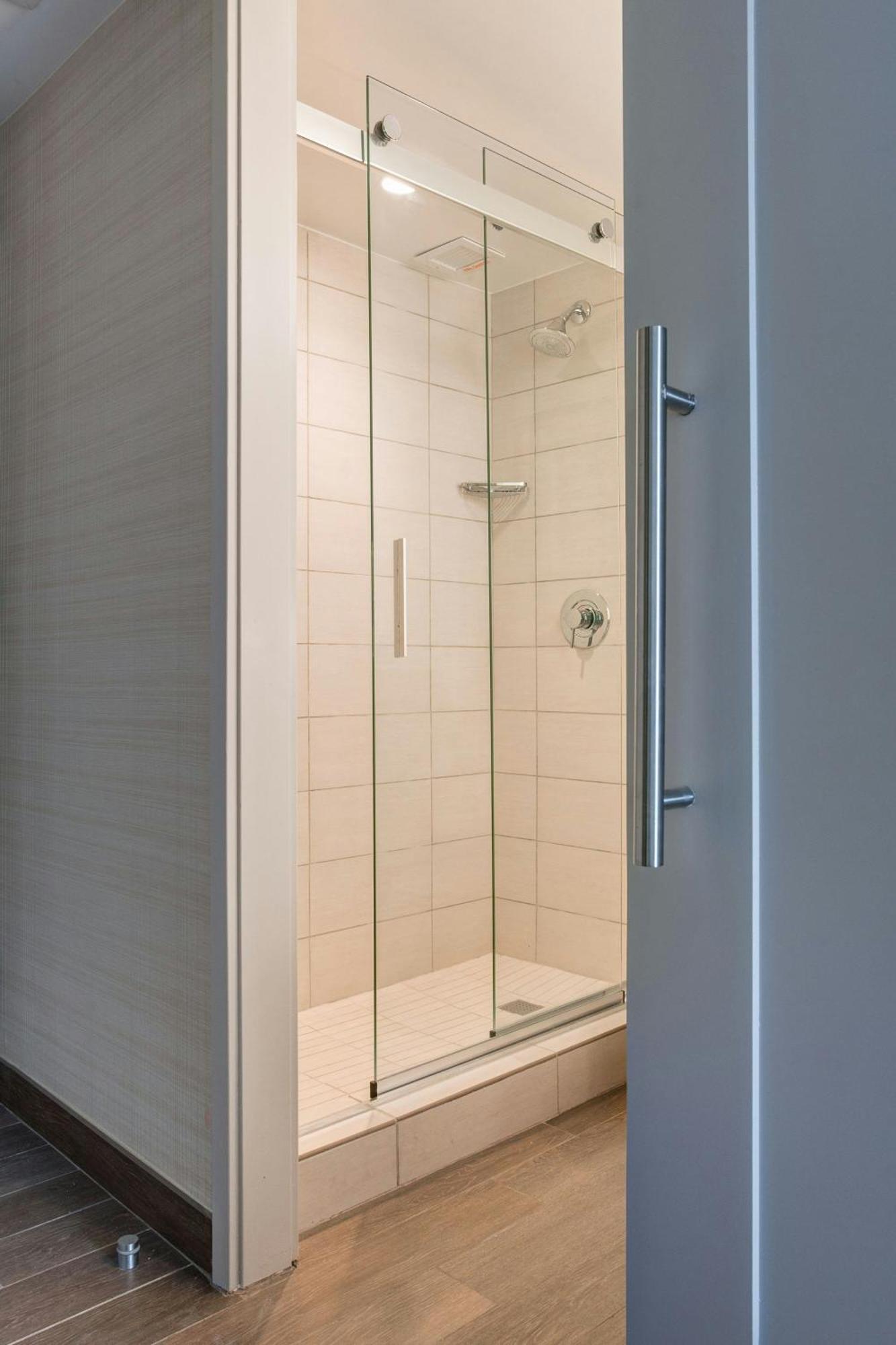 Guest Room with King Bed,1643169786:JPEG