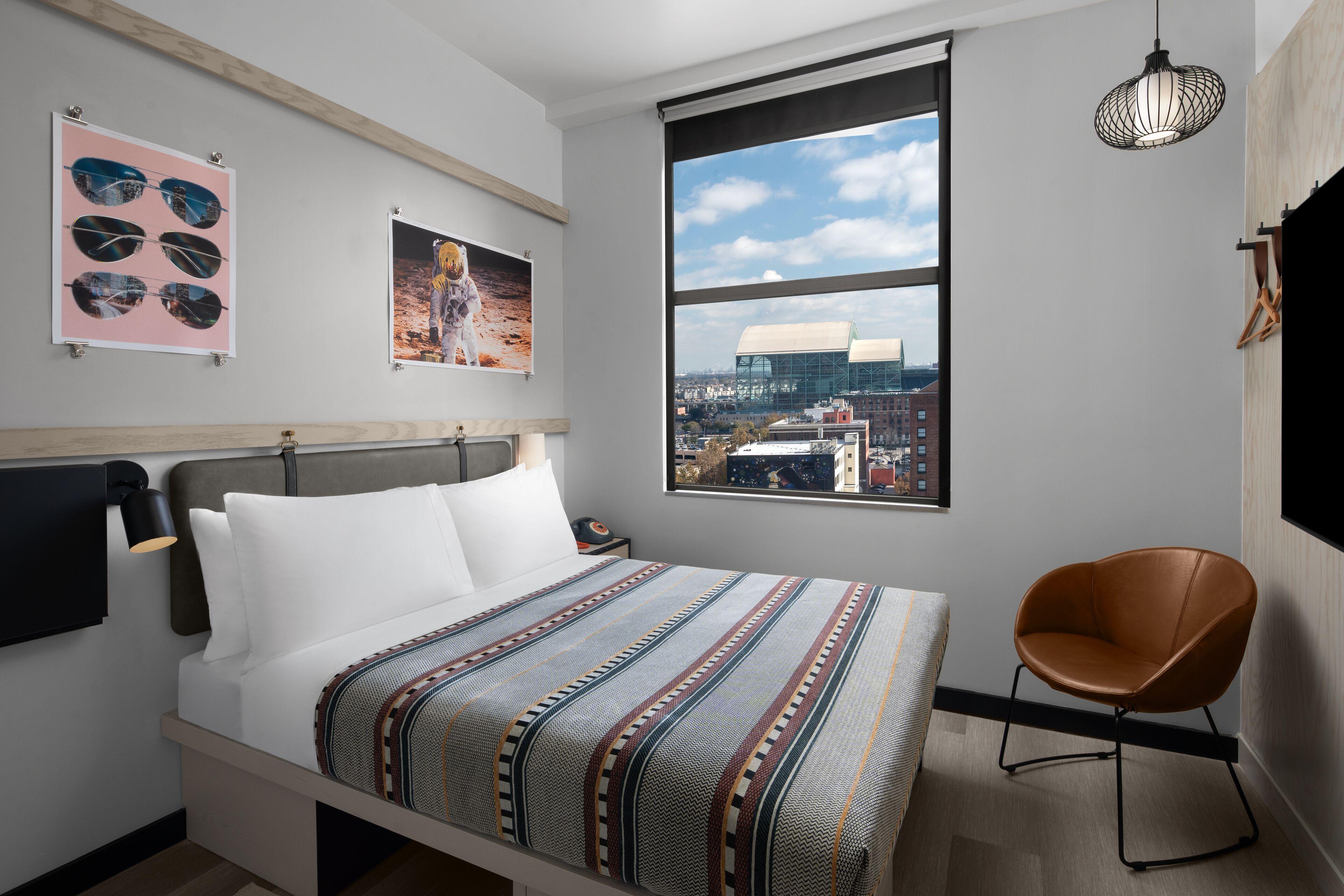 Kamer met Queensize Bed en Uitzicht op de Stad