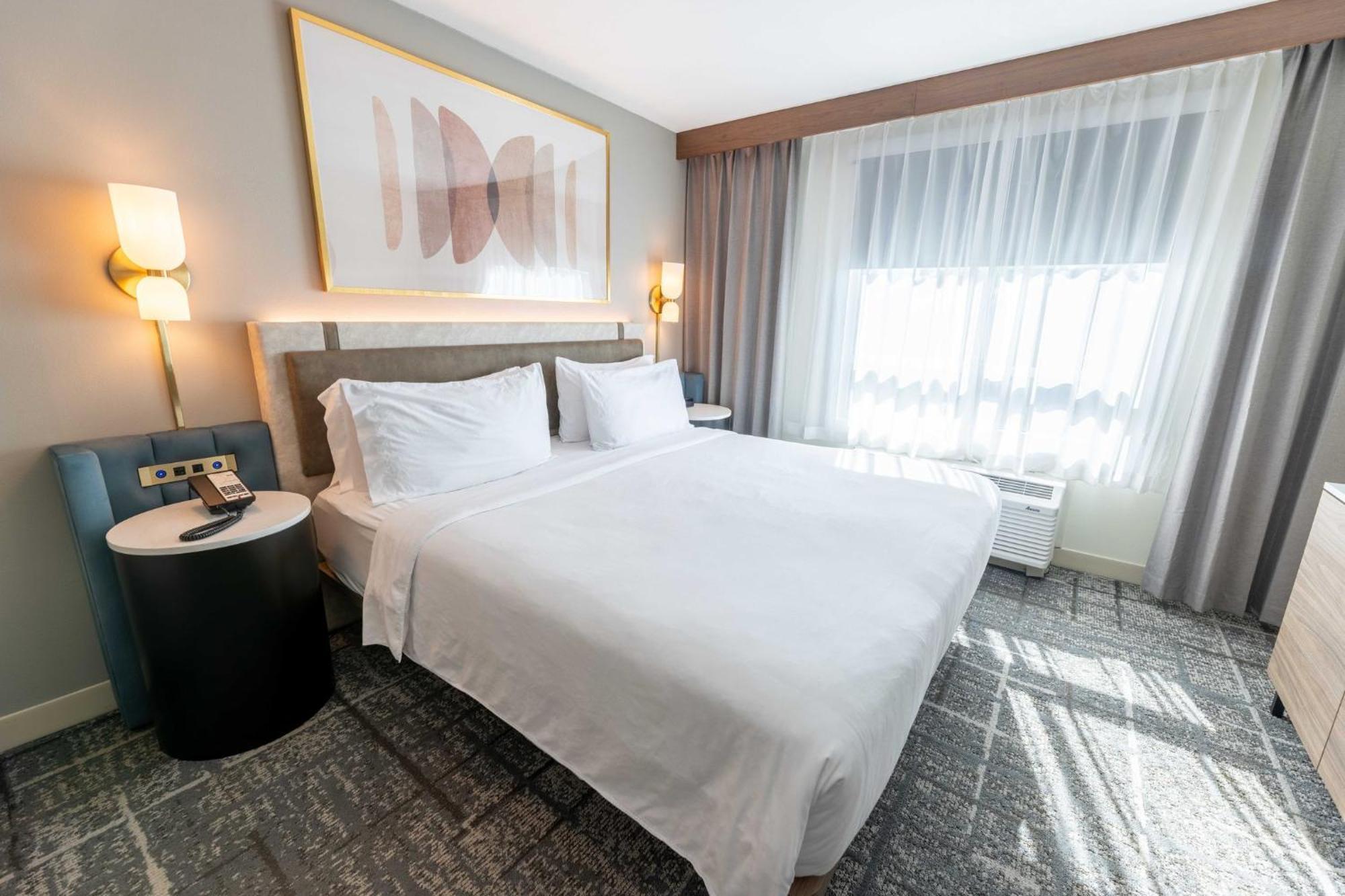Deluxe Zimmer mit Kingsize-Bett und rollstuhlgerechter Dusche – barrierefrei