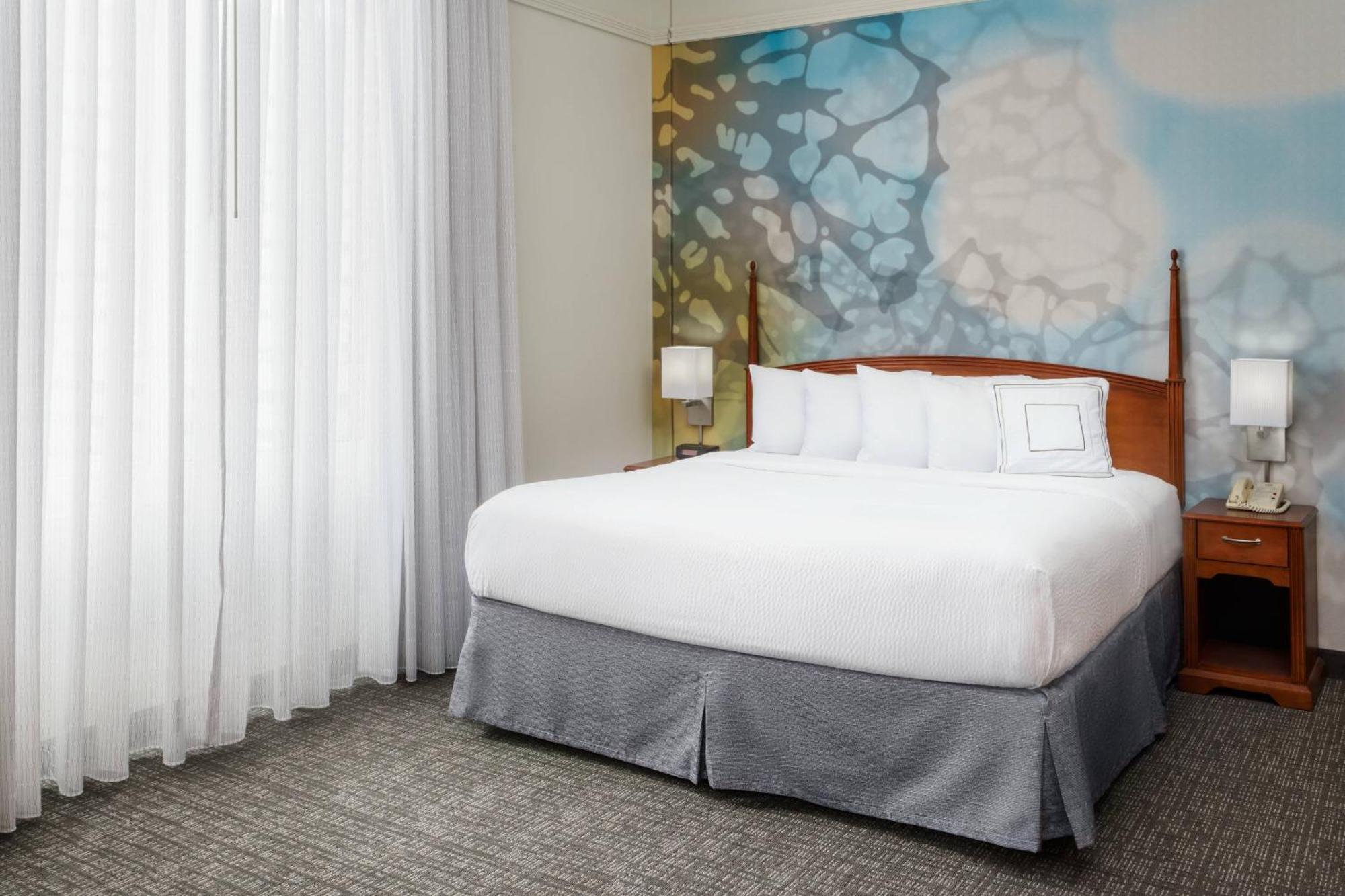 Larger Guest room, 1 King, Corner room,703125487:JPEG