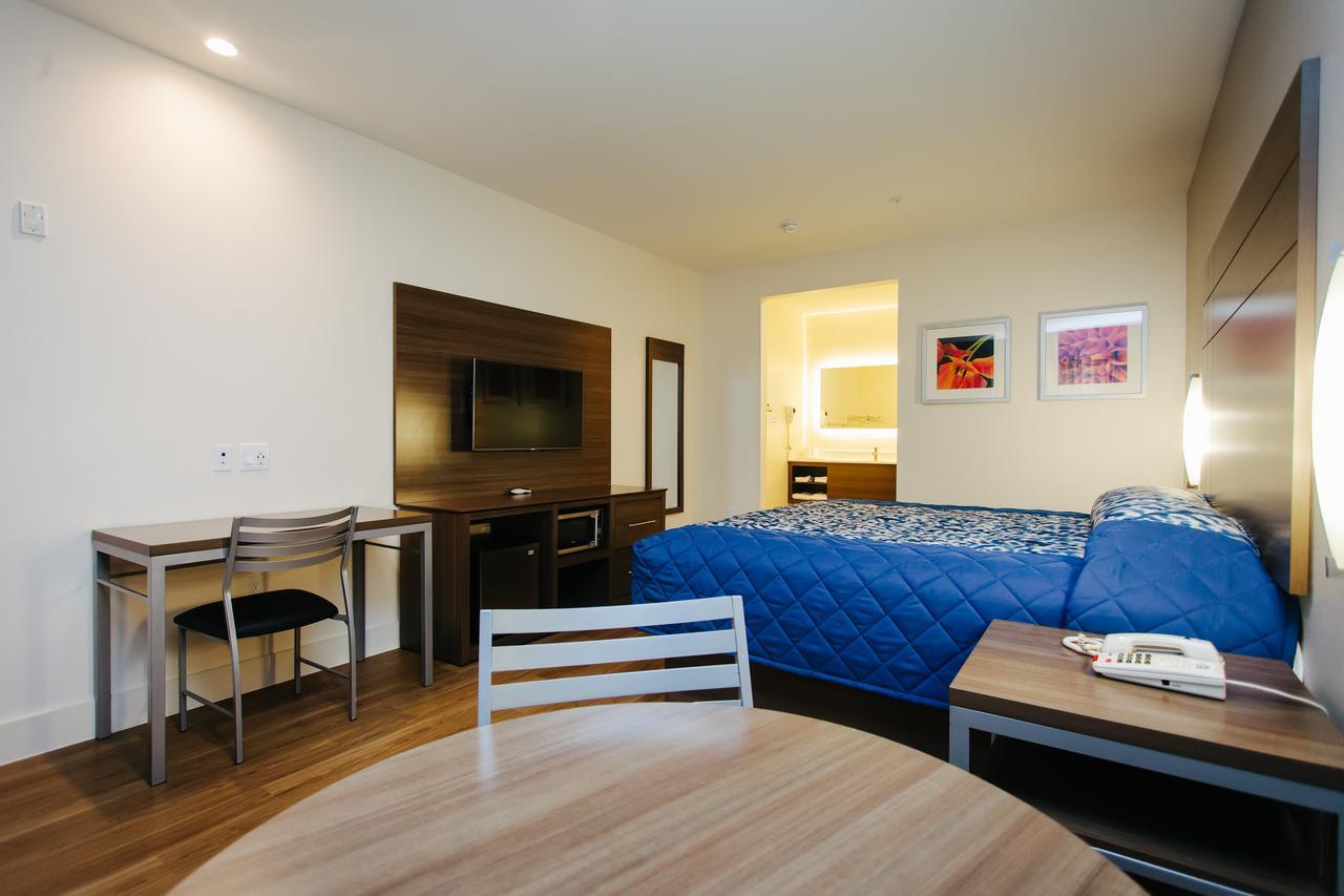 Zimmer mit Kingsize-Bett