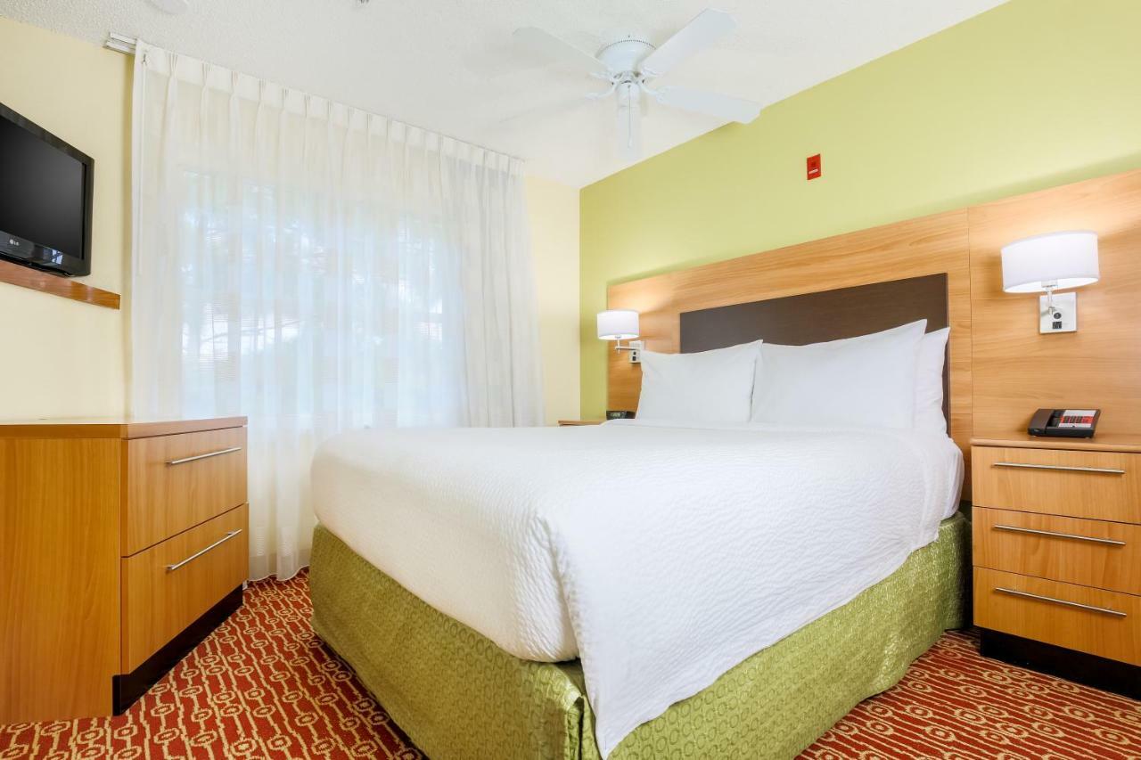 1 Queen Bed