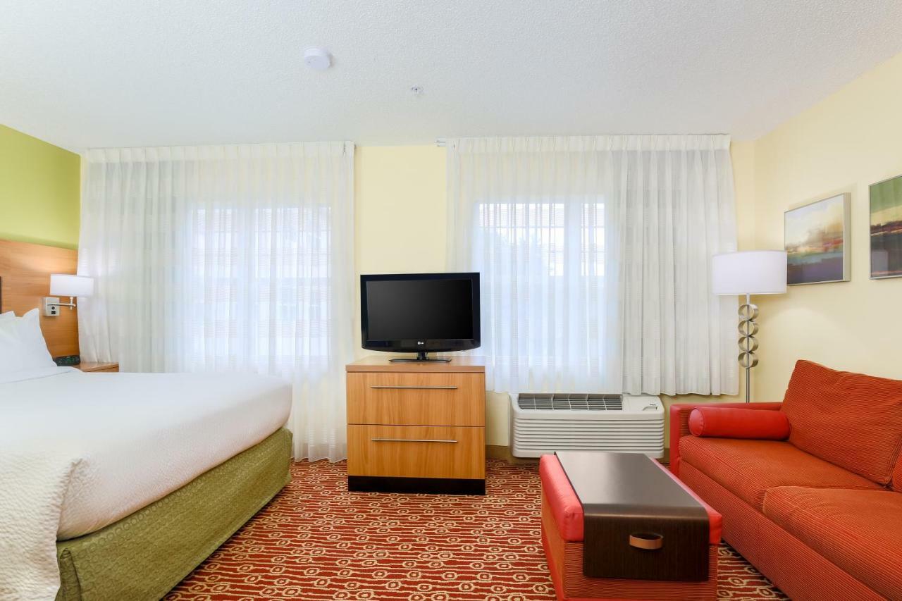 1 Queen Bed