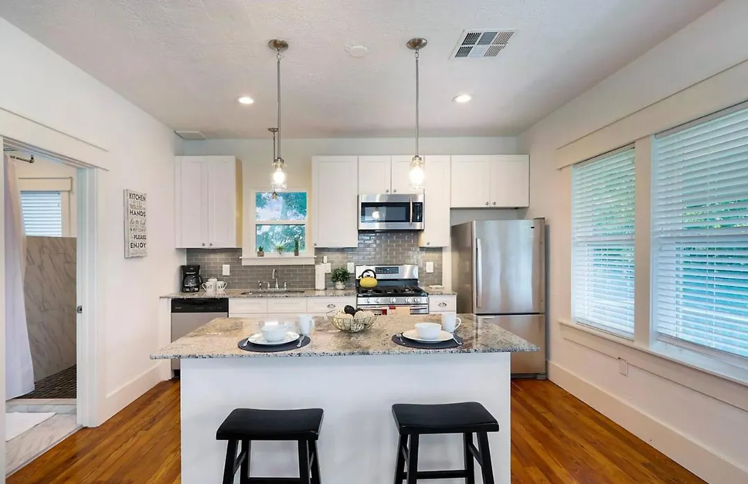 East Downtown Private Restored Historic Apartment-1