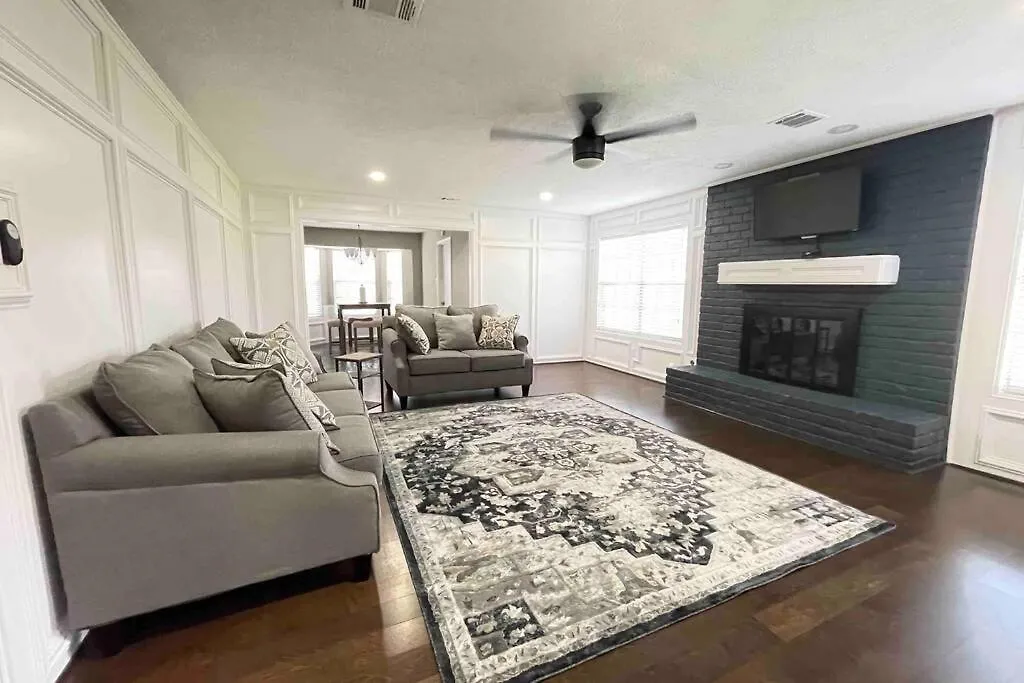 Gorgeous Home W/Huge Backyard 15 Minutes From Iah-1