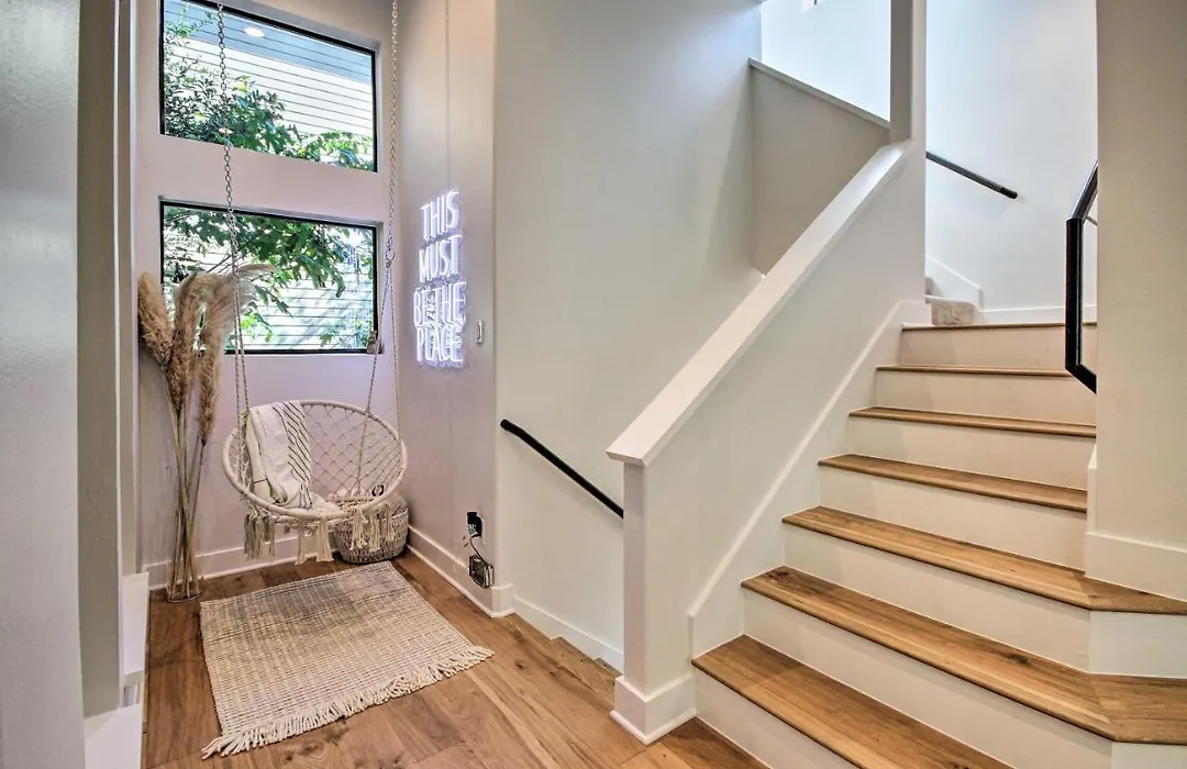 Chic Houston Townhome With Private Outdoor Lounge!-1