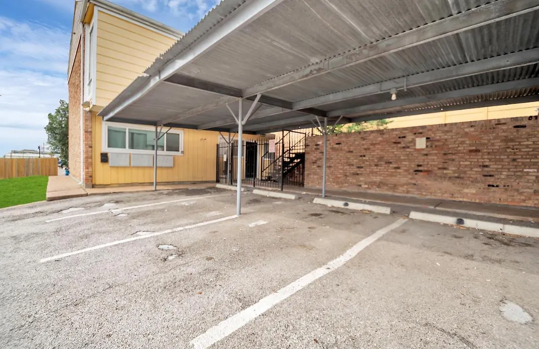 Highly Rated 2 Bedroom Condo With Private Patio & Reserved Parking-1