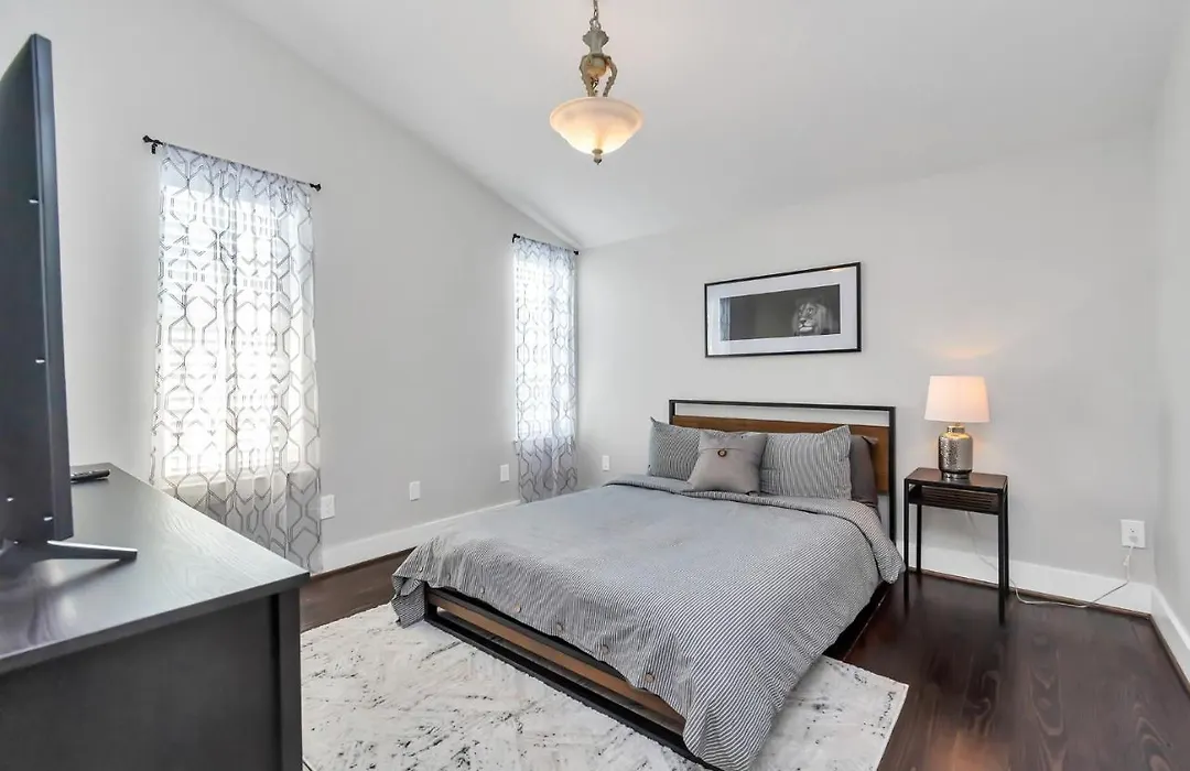 ¡Stylish Family Friendly Home With Outdoor Living Near Downtown!-1