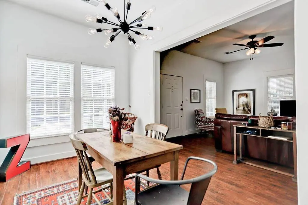 Artsy Heights House: Walk To Food-Bars-Shops-Trails, Kids & Pet Friendly-1