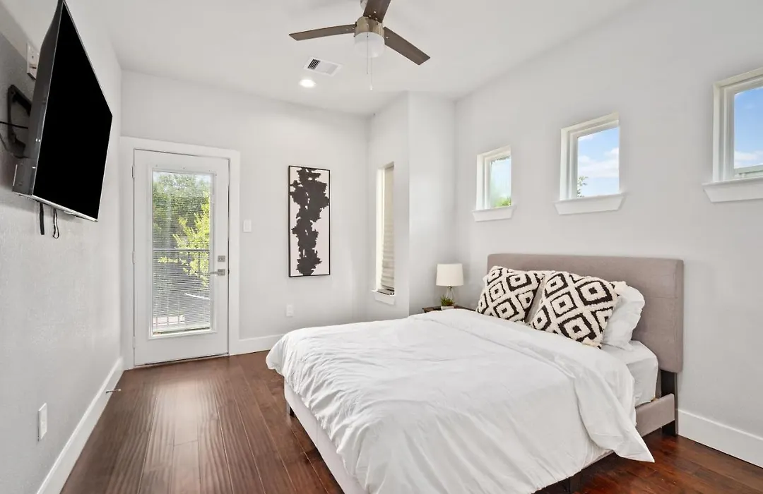 Newly Built! Modern Med Center - 3Br Executive Suite-1