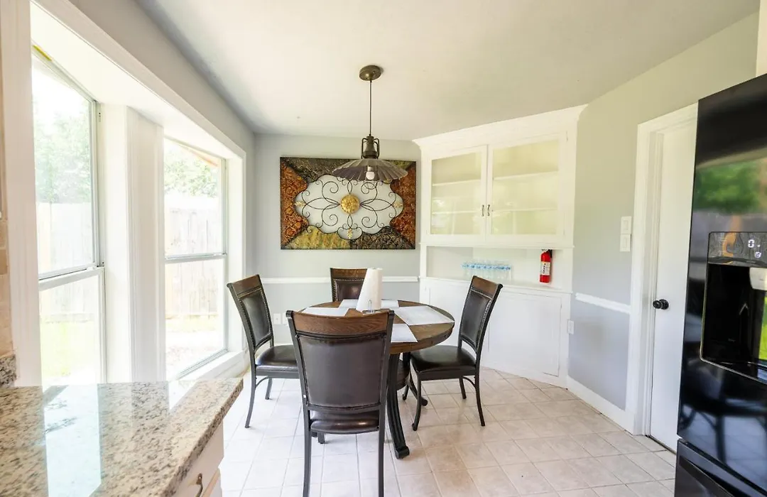 Cozy & Homey, Queen Beds, Patio, Free Parking-1