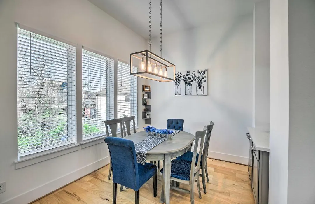 Lovely, Modern Townhome Near Downtown Houston-1