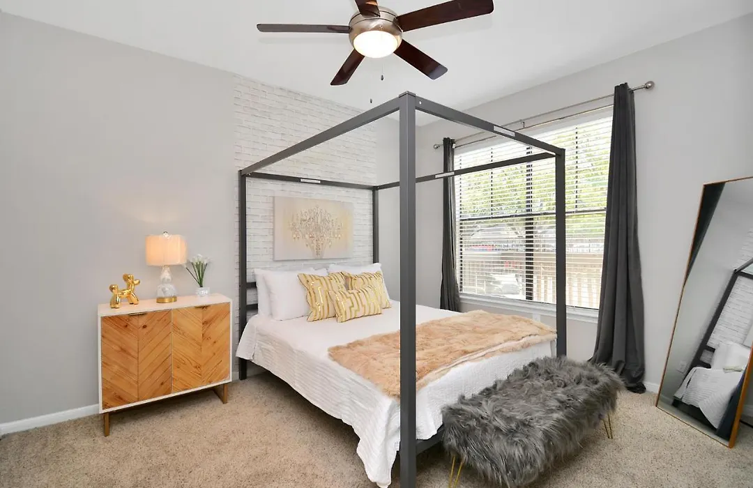 Trendy Boutique Smart Hub Near Nrg Stadium-1