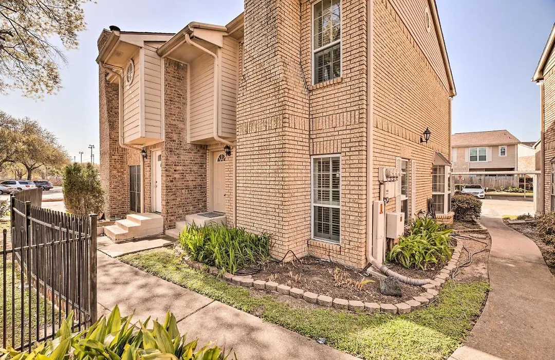 Quiet Houston Townhome With Neighborhood Pool!-1