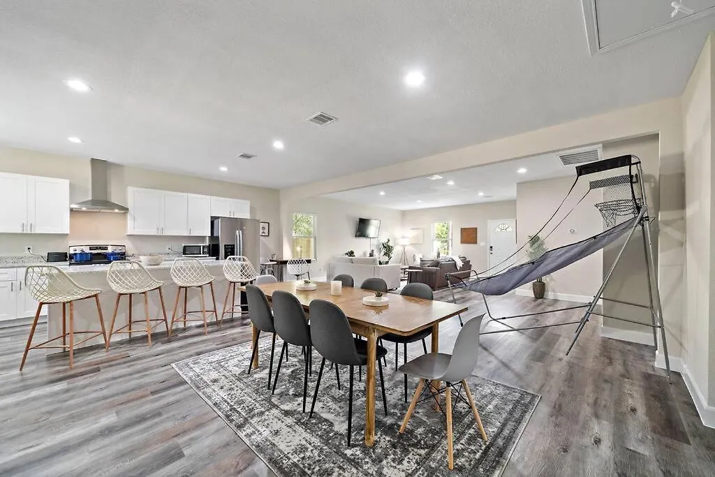 Central & Stylish Home With Games 8 Mins To Downtown-1